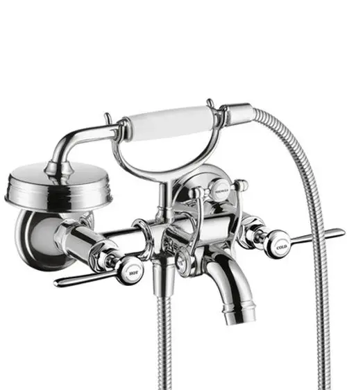 Chromene Wannenarmatur mit zwei Drehgriffen und flexibler Handbrause, montiert auf einer Wand. Produkt von AXOR.
